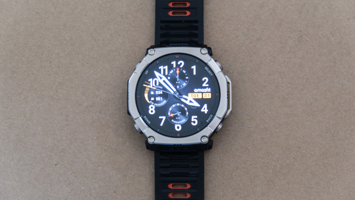 Das große Zifferblatt ist am Arm sehr präsent. (Bild: Steinlechner / Golem)