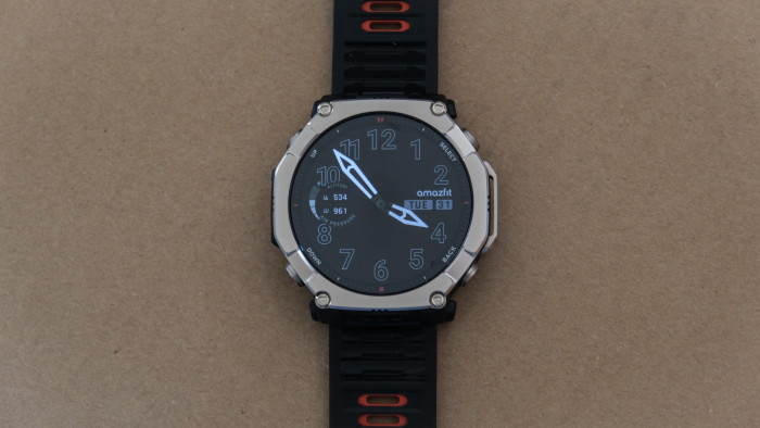 Auch im Always-on-Modus ist die Uhr kaum zu übersehen. (Bild: Steinlechner / Golem)