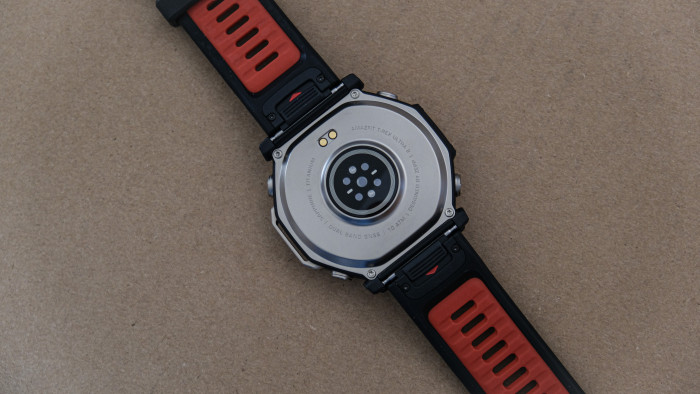 Auf der Rückseite befindet sich der optische Herzfrequenzsensor. (Bild: Steinlechner / Golem)