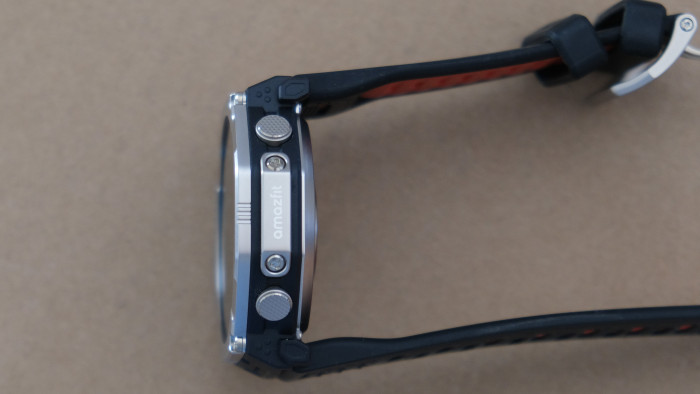 Die Tasten haben gute Druckpunkte, der "Spoiler" dazwischen ist nur Deko. (Bild: Steinlechner / Golem)