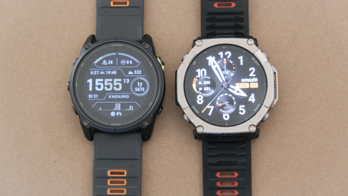 Links eine Garmin Enduro 3, rechts die Amazfit T-Rex Ultra 2 (Bild: Steinlechner / Golem)