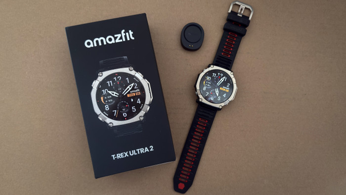 Sehr viel mehr als Uhr und Ladepuck (USB-C) befindet sich nicht in der Verpackung. (Bild: Steinlechner / Golem)