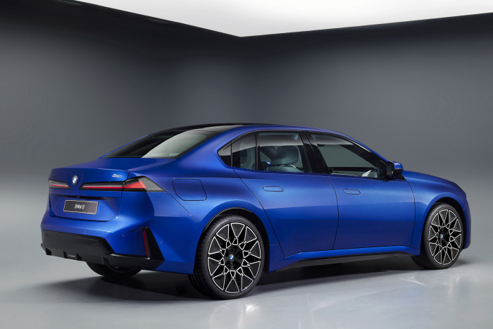 Der i3 50 xDrive basiert auf derselben Plattform wie das SUV iX3. (Foto: BMW)