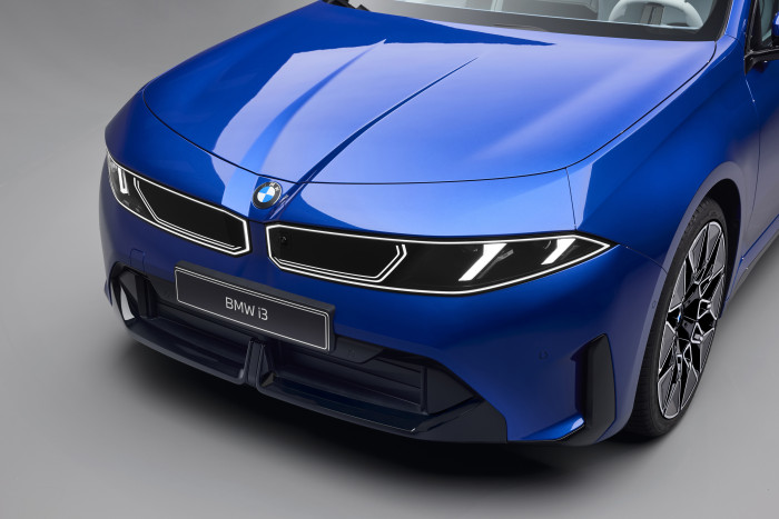 Unter der Motorhaube befindet sich ein zusätzlicher Stauraum. (Foto: BMW)