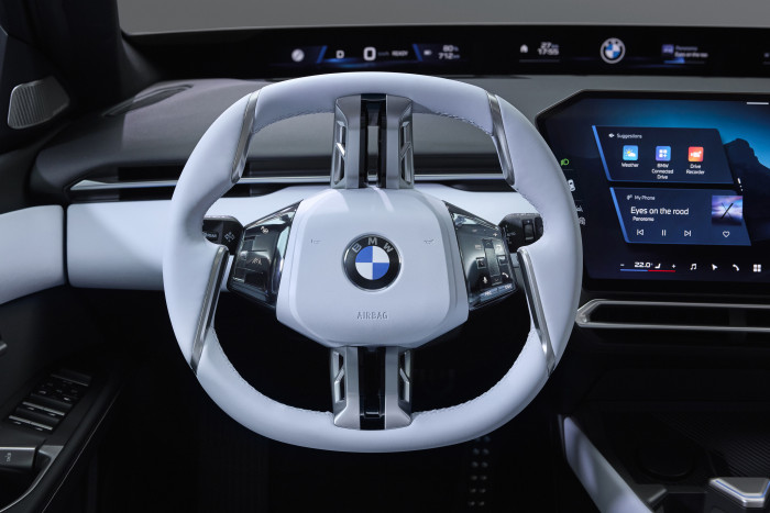 Das Lenkrad verfügt über Bedienfelder für Assistenzsysteme und Infotainment. (Foto: BMW)