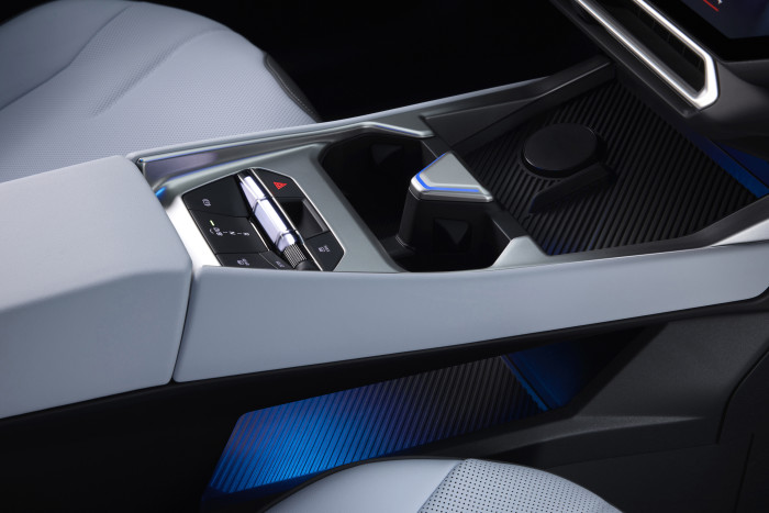 Der Fahrwahlhebel befindet sich in der Mittelkonsole. Den iDrive-Controller gibt es nicht mehr. (Foto: BMW)