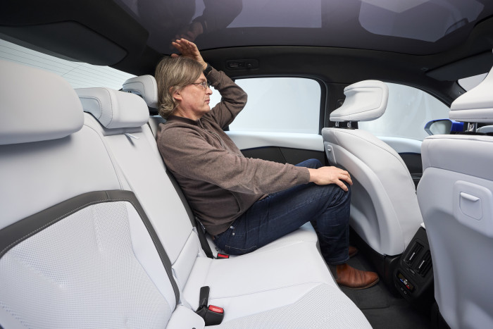 Kopf- und Beinfreiheit auf den Rücksitzen sind ausreichend. (Foto: BMW)