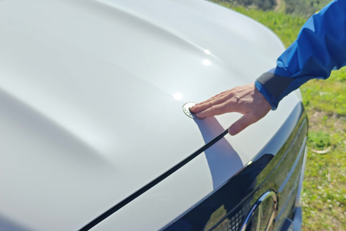 Die Fronthaube öffnet sich teilelektrisch durch einen leichten Druck auf das Mercedes-Emblem. (Foto: Friedhelm Greis/Golem)