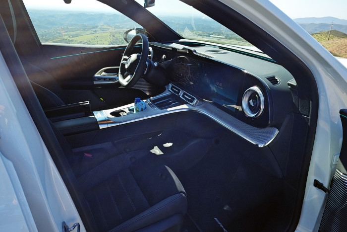 Der Innenraum wird von den großen Bildschirmen dominiert. (Foto: Friedhelm Greis/Golem)