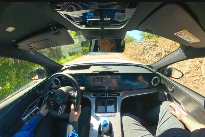 Serienmäßig gibt es auch für den Beifahrer ein Display. (Foto: Friedhelm Greis/Golem)