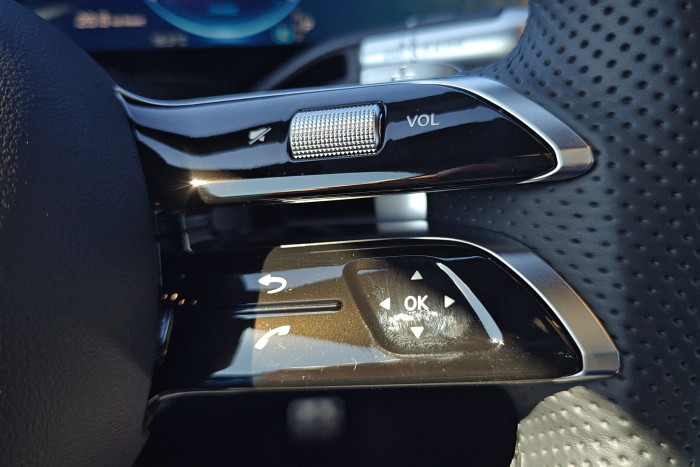 Mercedes setzt wieder auf haptische Bedienelemente wie die Walze zur Lautstärkeregelung. (Foto: Friedhelm Greis/Golem)