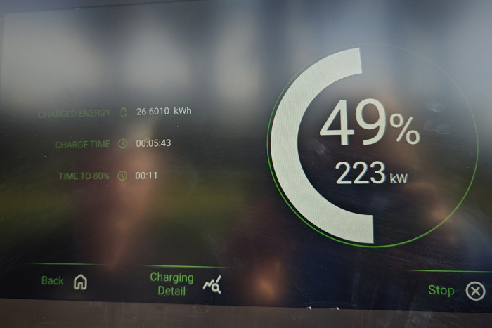 Für die geladenen 26,6 Kilowattstunden benötigte der GLC knapp sechs Minuten. (Foto: Friedhelm Greis/Golem)