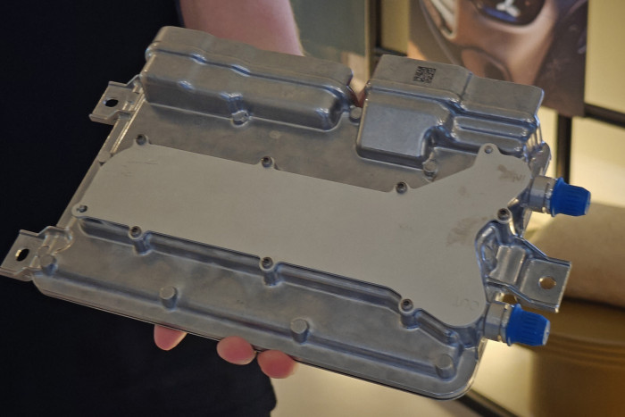 Für die automatisierten Assistenzsysteme nutzt Mercedes einen wassergekühlten Rechner von Nvidia. (Foto: Friedhelm Greis/Golem)