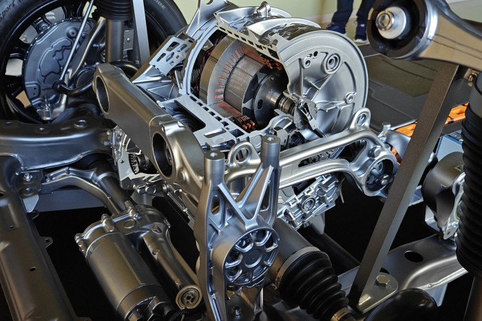 Bei den Allradmodellen gibt es einen zusätzlichen Motor an der Frontachse. (Foto: Friedhelm Greis/Golem) 