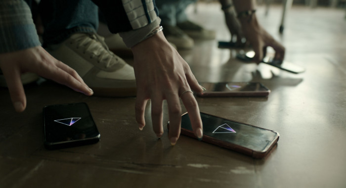 Wie hypnotisiert greifen Schüler nach ihren Smartphones. (Bild: Constantin Film)