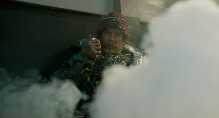 Wann immer der Zeitreisende (Sam Rockwell) scheitert, springt er augenblicklich wieder in die Vergangenheit. (Bild: Constantin Film)