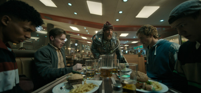 In seiner Eröffnungsrede kommt der Zeitreisende (Sam Rockwell) den Restaurantbesuchern mitunter sehr nahe. (Bild: Constantin Film)