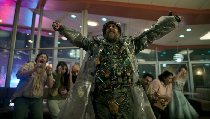 "Das ist kein Überfall." - Und in Wahrheit trägt dieser Mann auch keine Bombe, sondern nur eine Zeitmaschine. (Bild: Constantin Film)