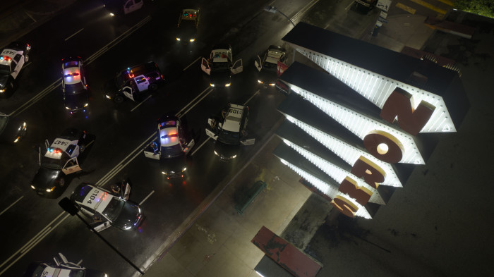 Eine Polizei-Armada stellt für die Weltenretter nur das kleinste Problem auf ihrer Mission dar. (Bild: Constantin Film)