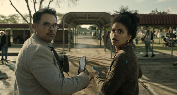 Michael Peña und Zazie Beetz spielen in Nebenrollen zwei Lehrer, die auch ein Paar sind. (Bild: Constantin Film)
