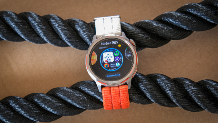 Es gibt mehrere schicke Zifferblätter. (Bild: Steinlechner / Golem)