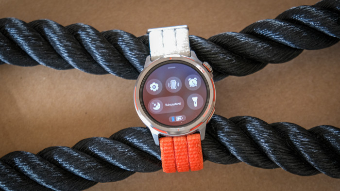 Durch eine Wischbewegung gelangt man ins Optionenmenü. (Bild: Steinlechner / Golem)