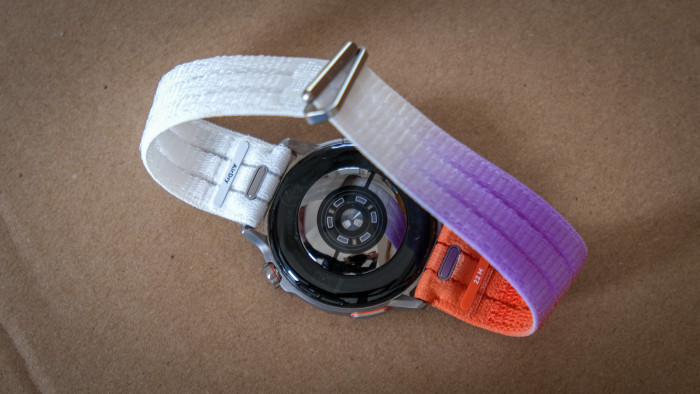 Auf der gut abgerundeten Rückseite befindet sich der optische Pulssensor. (Bild: Steinlechner / Golem)