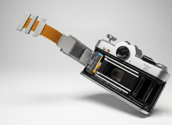 I'm Back Roll wird anstelle des Films eingelegt und verschwindet komplett in der Kamera. (Bild: I'm Back)