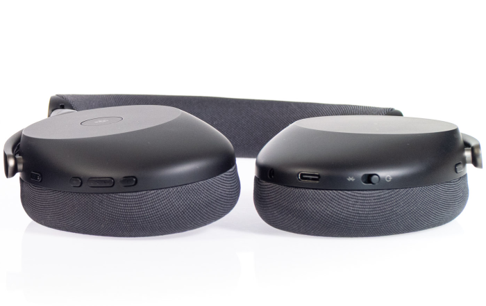 Der Evolve 3 85 von Jabra hat ungewöhnlich flache Hörmuscheln für einen modernen ANC-Kopfhörer. (Bild: Martin Wolf/Golem)