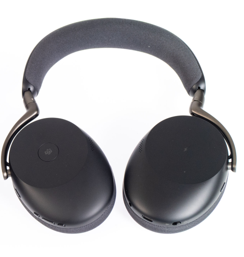 Die Hörmuscheln des Evolve 3 85 lassen sich drehen. (Bild: Martin Wolf/Golem)