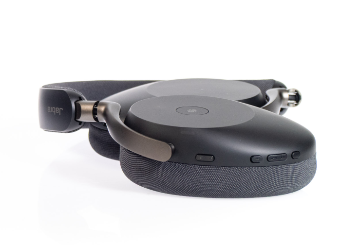 Der Evolve 3 85 von Jabra hat ungewöhnlich flache Hörmuscheln für einen modernen ANC-Kopfhörer. (Bild: Martin Wolf/Golem)