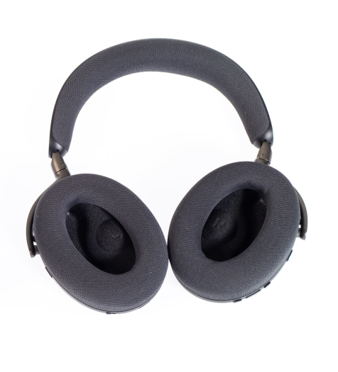 Die Hörmuscheln des Evolve 3 85 sind mit Stoff bezogen, das ist angenehmer auf der Haut als das sonst übliche Kunstleder. (Bild: Martin Wolf/Golem)