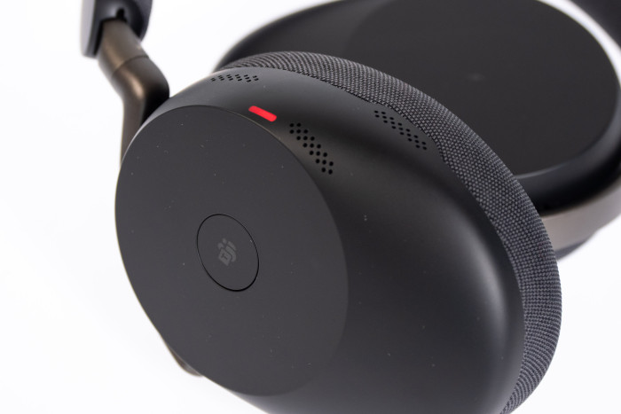 Die Teams-Ausführung des Evolve 3 85 hat auf der rechten Hörmuschel eine Teams-Taste. (Bild: Martin Wolf/Golem)