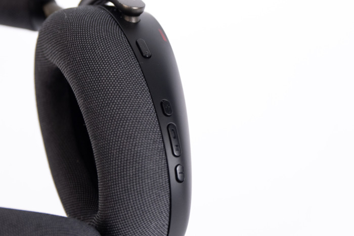 Auf der rechten Hörmuschel des Evolve 3 85 befinden sich die Tasten zur Medien-, Lautstärke- und Mikrofonsteuerung. (Bild: Martin Wolf/Golem)