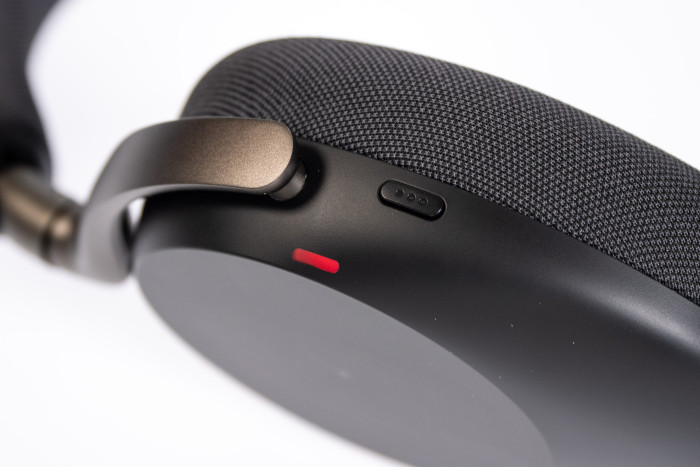 Wenn die LED rot am Evolve 3 85 leuchtet, wird gerade ein Telefonat geführt. (Bild: Martin Wolf/Golem)