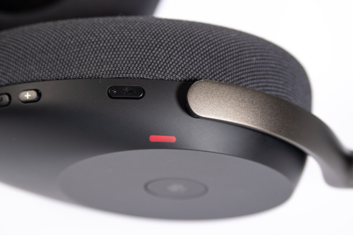 Wenn die LED rot am Evolve 3 85 leuchtet, wird gerade ein Telefonat geführt. (Bild: Martin Wolf/Golem)