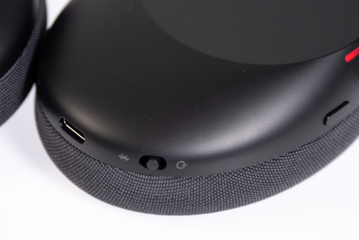 An der rechten Hörmuschel des Evolve 3 85 befindet sich der Ein-Aus-Schalter. (Bild: Martin Wolf/Golem)