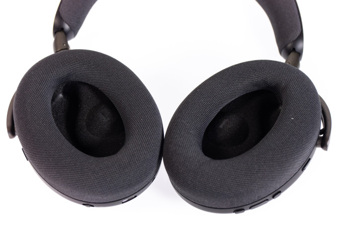 Die Hörmuscheln des Evolve 3 85 sind ganz innen speziell geformt. (Bild: Martin Wolf/Golem)