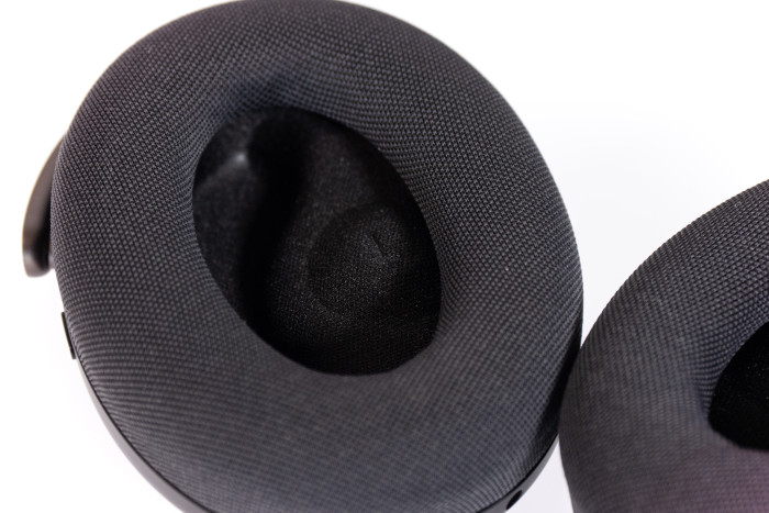 Die Hörmuscheln des Evolve 3 85 sind mit Stoff bezogen, das ist angenehmer auf der Haut als das sonst übliche Kunstleder. (Bild: Martin Wolf/Golem)