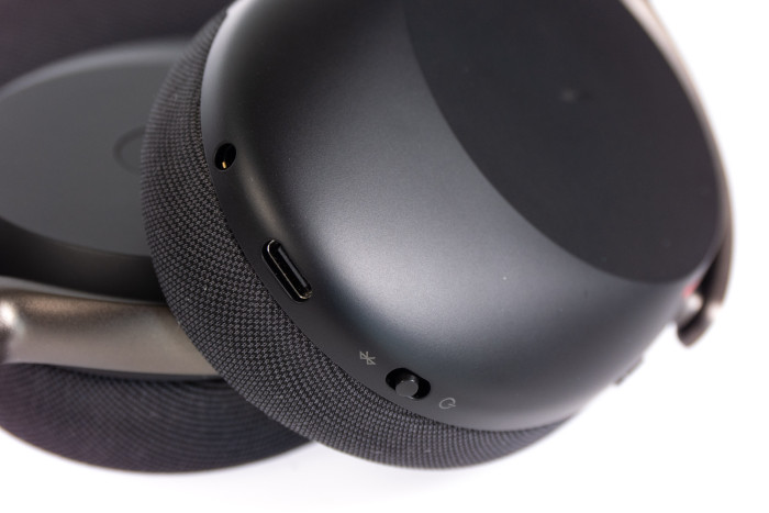 An der rechten Hörmuschel des Evolve 3 85 befinden sich die USB-C-und 3,5-mm-Klinkenbuchse. (Bild: Martin Wolf/Golem)