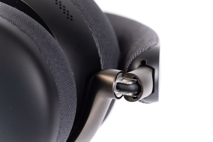 Die Scharniere am Evolve 3 85 machen einen hochwertigen Eindruck. (Bild: Martin Wolf/Golem)