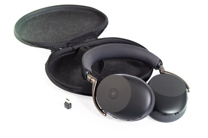 Die Evolve 3 85 mit Transporttasche und Bluetooth-Dongle Link 390 in der USB-C-Variante (Bild: Martin Wolf/Golem)