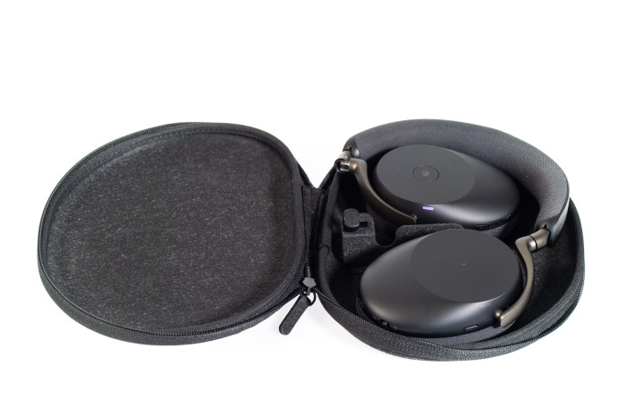 Die Evolve 3 85 befinden sich zusammen mit dem Bluetooth-Dongle Link 390 in der Transporttasche. (Bild: Martin Wolf/Golem)