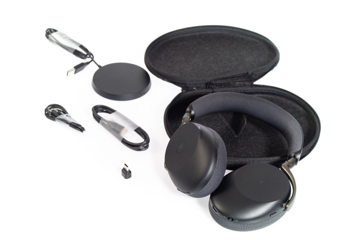 Der komplette Lieferumfang des Evolve 3 85 in der Teams-Ausführung mit USB-C-Dongle und drahtloser Ladestation. (Bild: Martin Wolf/Golem)