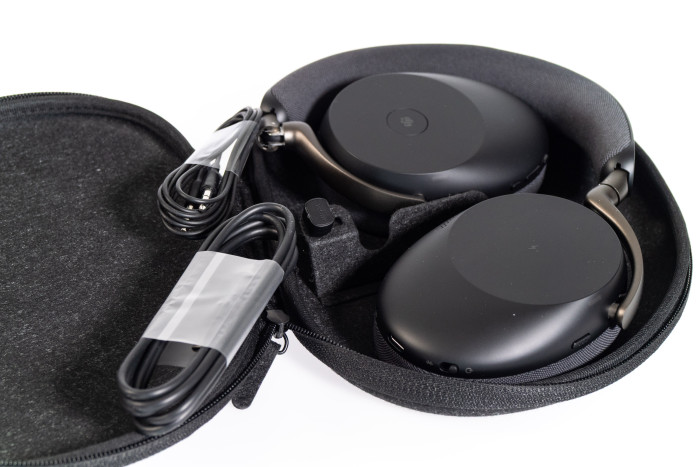 In der Transporttasche ist kein Fach oder Ähnliches für das USB-C- und 3,5-mm-Klinkenkabel vorgesehen. (Bild: Martin Wolf/Golem)