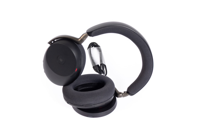 Der Evolve 3 85 lässt sich drahtlos auf einer Qi-Ladeschale laden. (Bild: Martin Wolf/Golem)