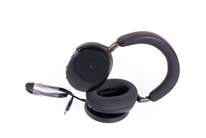 Der Evolve 3 85 lässt sich drahtlos auf einer Qi-Ladeschale laden. (Bild: Martin Wolf/Golem)