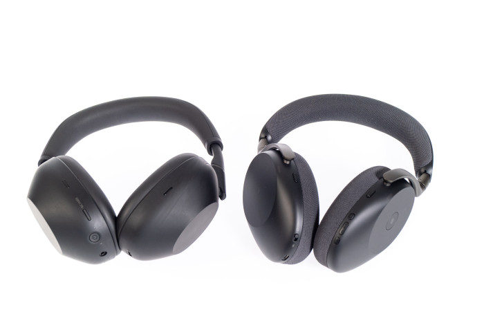 Links Sonys WH-1000XM6, rechts daneben Jabras Evolve 3 85 (Bild: Martin Wolf/Golem)