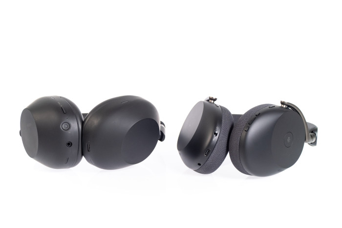 Links Sonys WH-1000XM6, rechts daneben Jabras Evolve 3 85 (Bild: Martin Wolf/Golem)