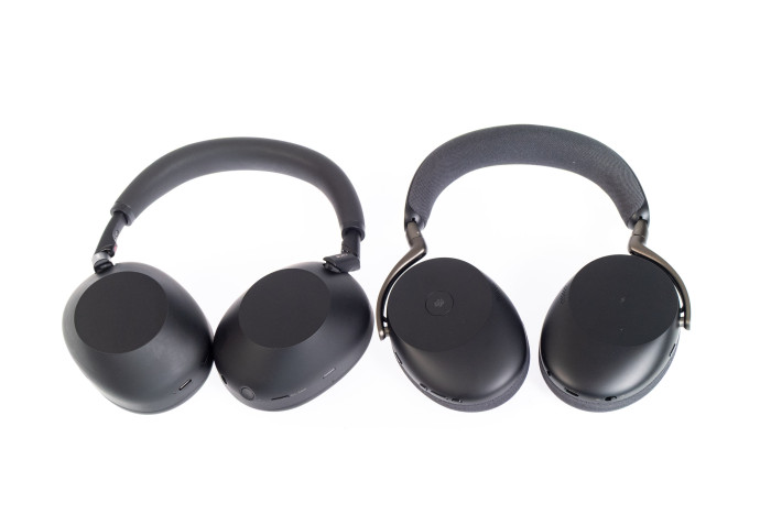 Links Sonys WH-1000XM6, rechts daneben Jabras Evolve 3 85 (Bild: Martin Wolf/Golem)